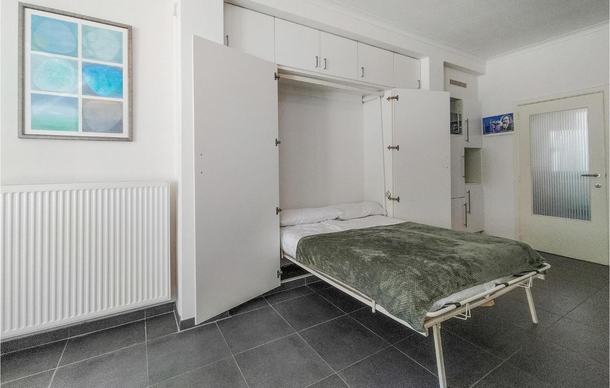 Appartement Awesome In With Kitchen Oostende